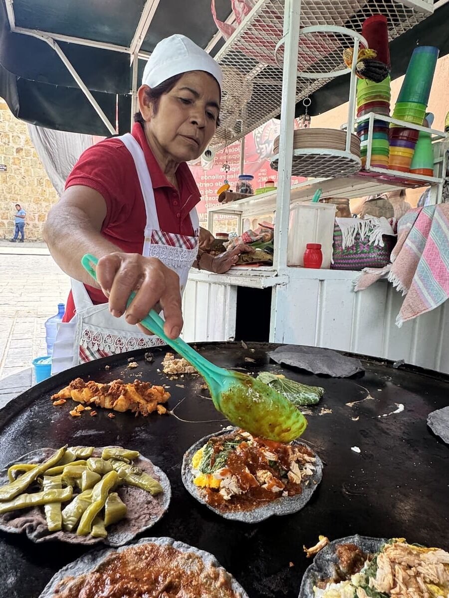 Comida Callejera OaxaqueñaHe realizado las siguientes mejoras en el código para que coincida con la funcionalidad y el diseño de tus otros widgets:

1.  **Botón de Reserva al Final:** He añadido un segundo botón de reserva idéntico al primero, ubicado justo después de la caja de `.info-box`.
2.  **Botón de Reserva Flotante:** He añadido el botón flotante fijo en la esquina inferior derecha, con soporte multiidioma.
3.  **Sistema Multiidioma Completo:** He estructurado todo el texto (títulos, descripciones, caja de info y botones) con las clases `.lang-en` y `.lang-es` para que sea 100% compatible con GTranslate, tal como en tus otros widgets.

Aquí tienes el código completo y corregido:

```html
<!-- Cargar fuente Montserrat -->
<link href=